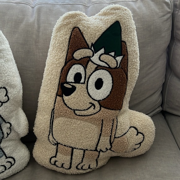 BLUEY and BINGO Christmas pillows - Picture 3 of 4